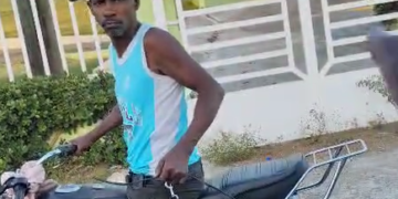 Captan hombre arrastrando perro con su moto en Hato Mayor