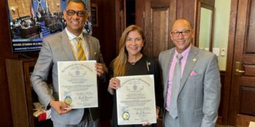 Carolina Mejía es recibida con gran entusiasmo en el congreso de Massachusetts