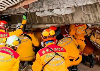 Terremoto en Taiwán: Rescatistas buscan a más de cien personas atrapadas entre los escombros