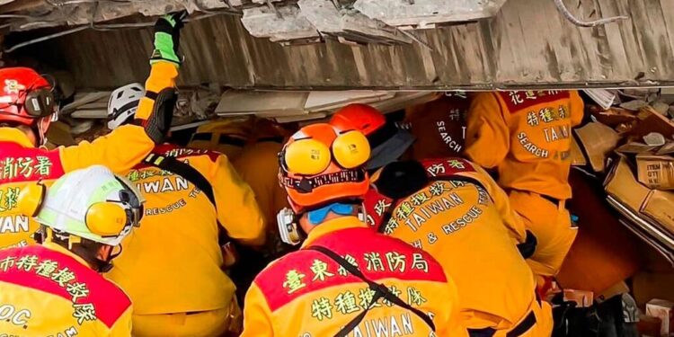 Terremoto en Taiwán: Rescatistas buscan a más de cien personas atrapadas entre los escombros