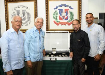 Presidente de Efemérides Patrias recibe distinción de la Sociedad Numismática Dominicana