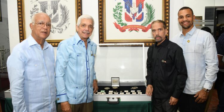 Presidente de Efemérides Patrias recibe distinción de la Sociedad Numismática Dominicana