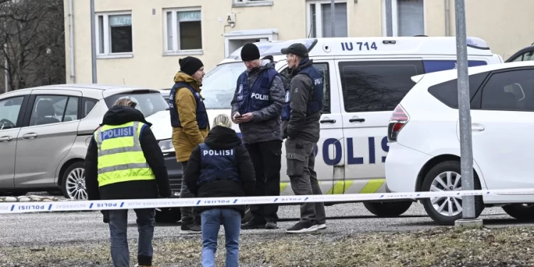 Muere uno de tres menores heridos durante tiroteo en un colegio de Finlandia