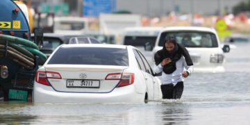 Emiratos trata de recuperarse de las lluvias más intensas en la historia de la desértica nación