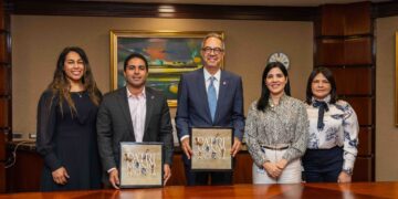 Popular dona a UNESCO libros del patrimonio nacional para escuelas