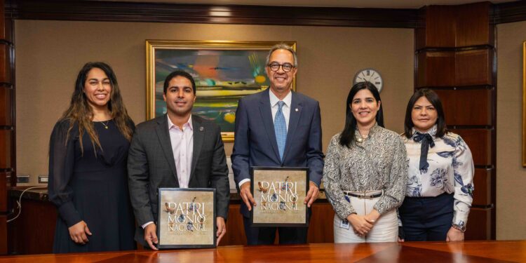 Popular dona a UNESCO libros del patrimonio nacional para escuelas