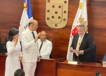 Sin presencia de Abel Martínez juramentan a Ulises Rodríguez como alcalde de Santiago