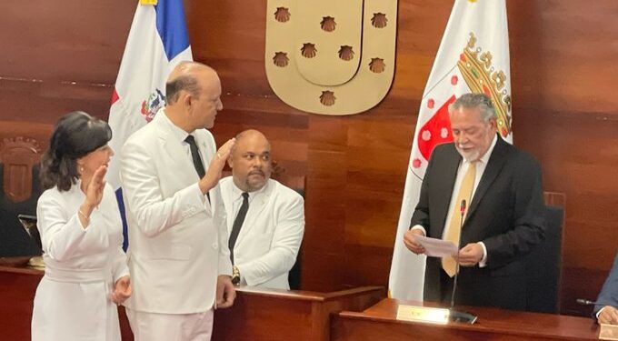 Sin presencia de Abel Martínez juramentan a Ulises Rodríguez como alcalde de Santiago