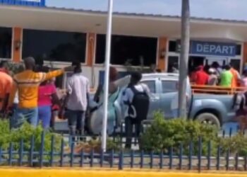 Haitianos acuden al aeropuerto de Puerto Príncipe tras rumor de vuelos hacia EEUU