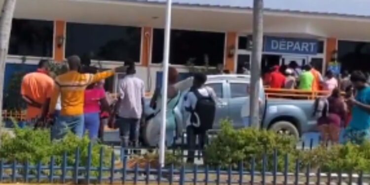 Haitianos acuden al aeropuerto de Puerto Príncipe tras rumor de vuelos hacia EEUU