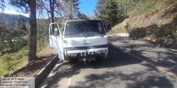 Senpa incauta camión y apresa dos personas extrayendo arena del río Tireo en Constanza