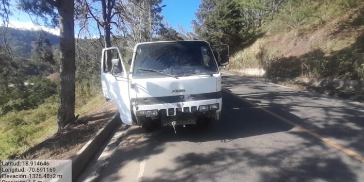 Senpa incauta camión y apresa dos personas extrayendo arena del río Tireo en Constanza
