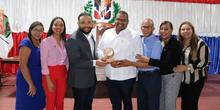 Colegio de Periodistas reconoce a Miguel Montilla por aportes a medios digitales