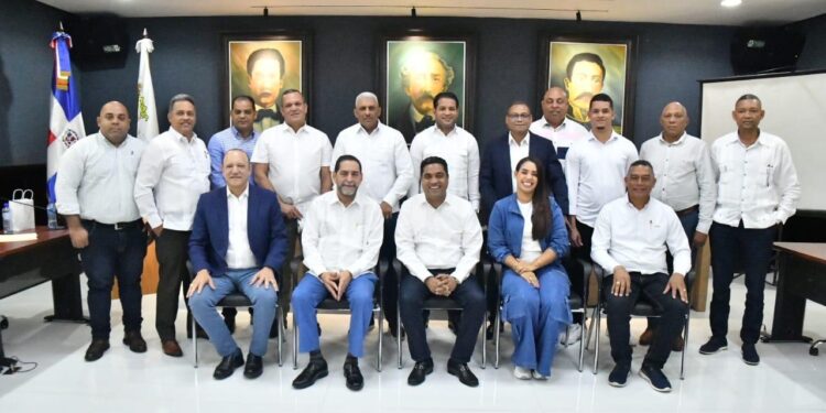 Presidente de Fedomu y alcalde de La Vega realiza intercambio de experiencia con alcaldes electos