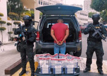 Interceptan hombre con 35 paquetes de presumible cocaína
