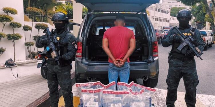 Interceptan hombre con 35 paquetes de presumible cocaína