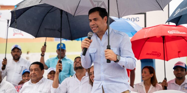 Roberto Ángel realiza recorrido en apoyo a Gustavo Lara y reelección Abinader en San Cristóbal 