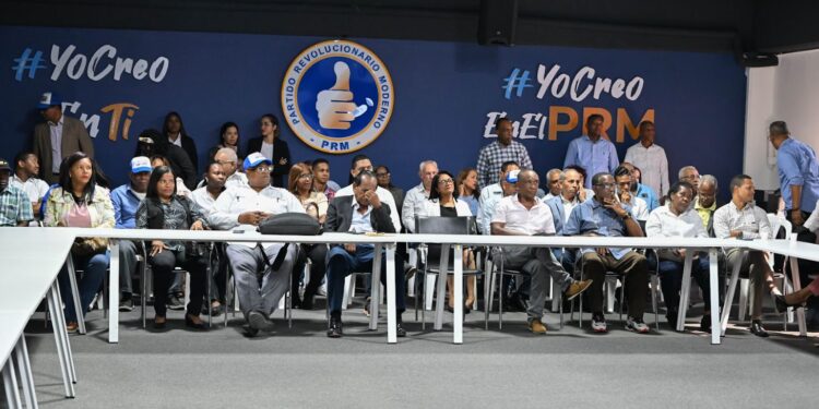 Adultos mayores se reúnen y trazan meta para  dar 70 % en votos a Abinader