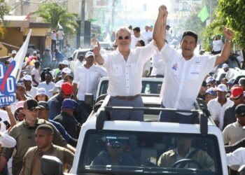 Abinader recorre calles de La Romana e Higüey junto a perremeistas y aliados