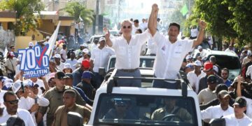 Abinader recorre calles de La Romana e Higüey junto a perremeistas y aliados