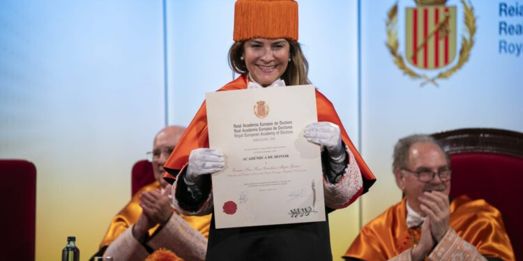 Carolina Mejía es investida como Académica de Honor en la Real Academia Europea de Doctores