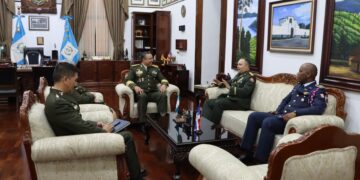 El director de la Escuela de Derechos Humanos  del Ministerio de Defensa realiza visita 