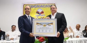 Ministro Francisco Camacho es reconocido por empresarios de Santiago