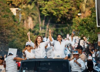 Carolina Mejía encabeza caravana en Azua, en apoyo a la senadora Lía Díaz