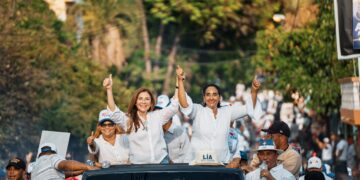 Carolina Mejía encabeza caravana en Azua, en apoyo a la senadora Lía Díaz