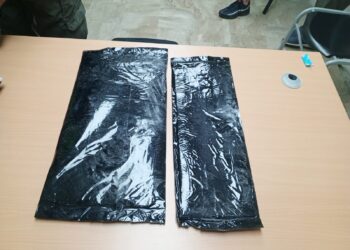 Apresan extranjero con 2 láminas de presunta cocaína en AIPC 