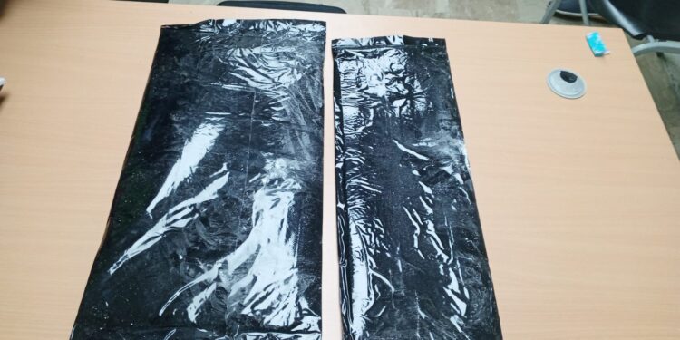 Apresan extranjero con 2 láminas de presunta cocaína en AIPC 