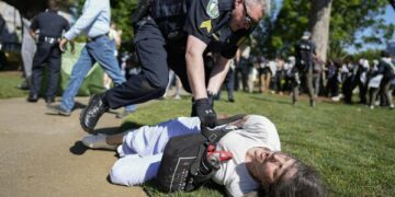 Maestra es brutalmente detenida durante protesta propalestina