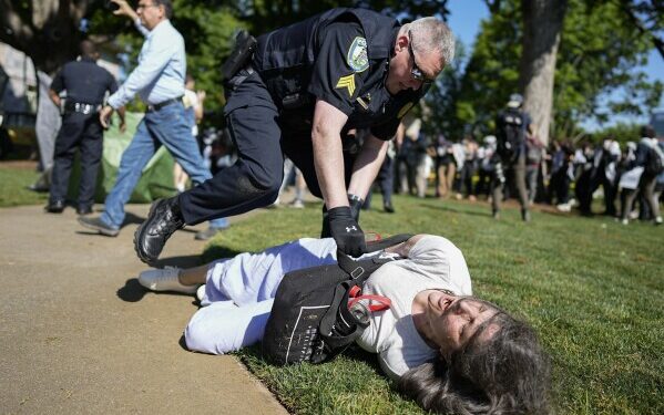 Maestra es brutalmente detenida durante protesta propalestina