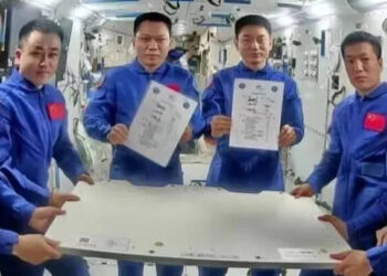 Astronautas chinos regresan a la Tierra tras permanecer seis meses en estación espacial