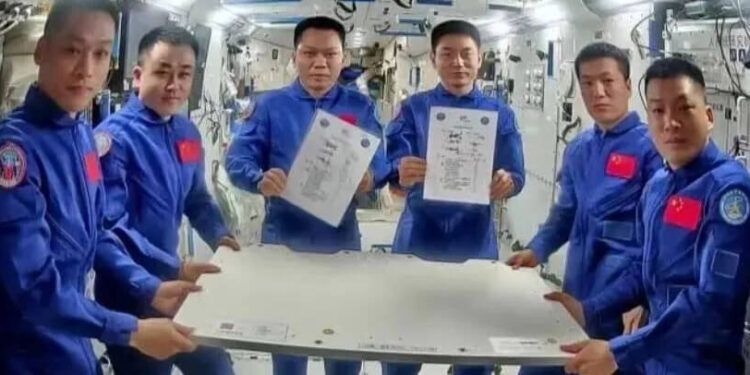 Astronautas chinos regresan a la Tierra tras permanecer seis meses en estación espacial