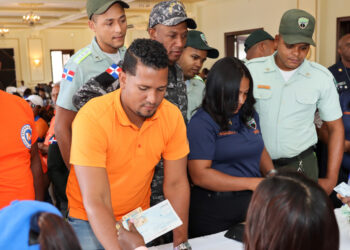 Gobierno entrega bono a socorristas y agentes de trabajaron en siniestro de San Cristóbal