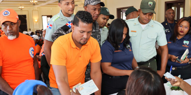 Gobierno entrega bono a socorristas y agentes de trabajaron en siniestro de San Cristóbal