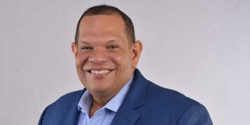 Carlos Guzmán anuncia su renuncia de la Fuerza del Pueblo