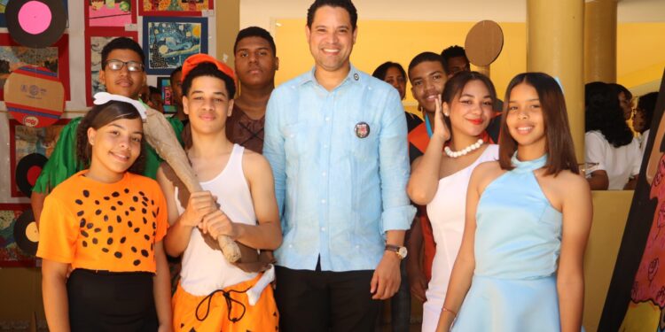 Estudiantes de la Regional 15 sobresalen con su talento y creatividad en la gran Gala de la Modalidad en Artes