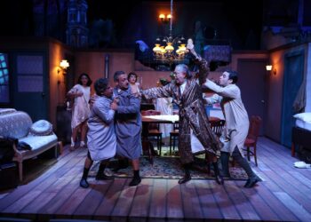 Vic Gómez deslumbra como Otto Frank en "El Diario de Ana Frank" en el Teatro The Amus 5