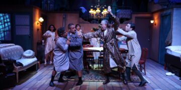 Vic Gómez deslumbra como Otto Frank en "El Diario de Ana Frank" en el Teatro The Amus 5