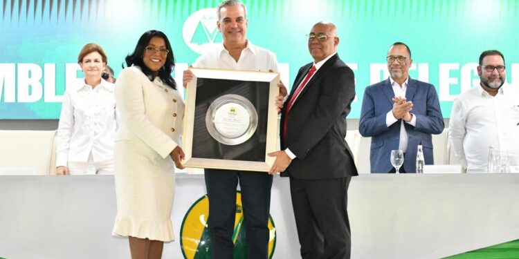 Abinader encabeza la celebración de la XLI Asamblea general de delegados de la Cooperativa Vega Real