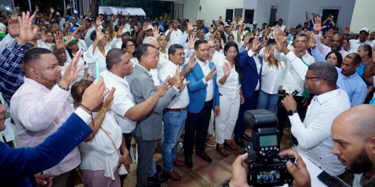 Junior Santos juramenta peledeistas mientras conforman el comando de campaña de Los Alcarrizos