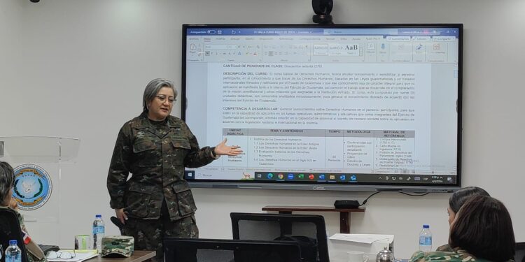 Escuela de Derechos Humanos del MIDE concluye misión con representantes de militares de Guatemala