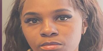 Arrestan a mujer por dejar a sus niños solos en casa para irse de vacaciones