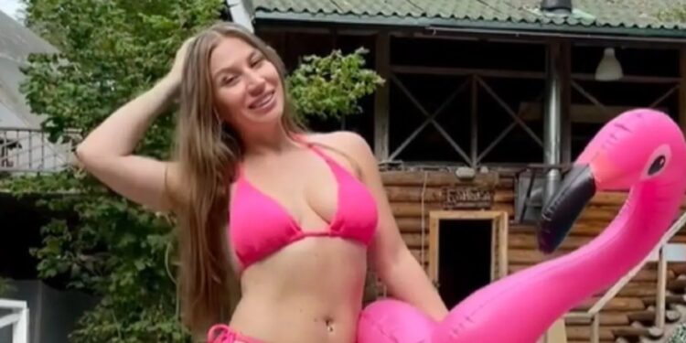 Muere influencer al tratar de tomarse una selfie en un peligroso acantilado