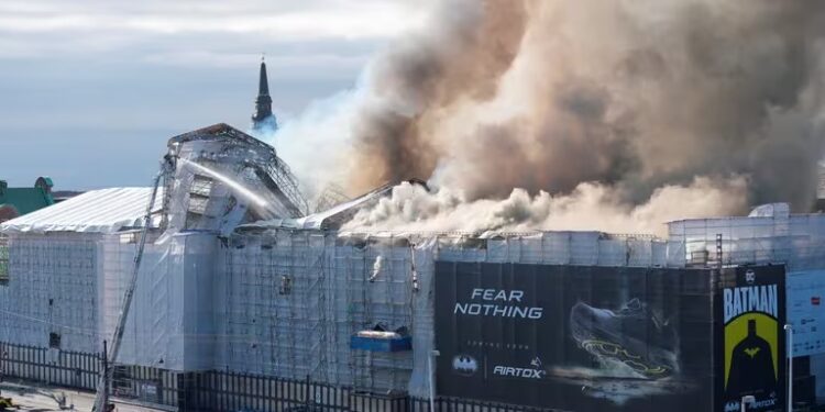 La antigua bolsa de Copenhague envuelta en llamas por un incendio