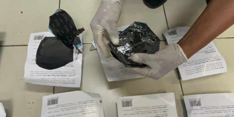 Frustran envío de presunta cocaína camufladas en relojes y portaplanos