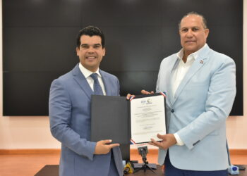 Laboratorio Nacional de Referencia Calidad de Agua Ing. Marco Rodríguez del INAPA recibe acreditación del ODAC