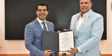Laboratorio Nacional de Referencia Calidad de Agua Ing. Marco Rodríguez del INAPA recibe acreditación del ODAC